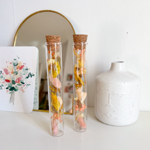 Fioles de fleurs séchées